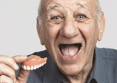 Tại sao người cao tuổi hay bị bệnh rụng răng